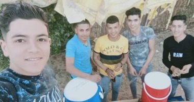 كرم الشرقية.. "فارس" وأصدقاؤه يوزعون البلح والعصير على المارة بقرية الأسدية