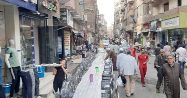 أهالى شارع المدينة يقيمون أطول مائدة إفطار لخدمة الصائمين بالأقصر.. صور