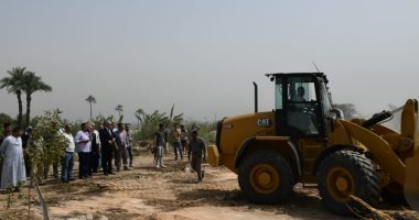 محافظ قنا يقود حملة لإزالة التعديات على الأراضى الزراعية فى نجع حمادى.. صور