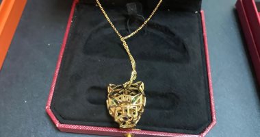 جمارك مطار القاهرة تحبط محاولة راكب تهريب 3 أساور ذهبية مرصعة بأحجار كريمة