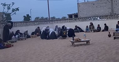 عادات وتقاليد أهل سيناء لإحياء ليالى رمضان.. الإفطار يجمعهم على مائدة واحدة.. تجهيز القهوة العربية قبل الغروب.. السهرة على الرمال بالأذكار وتلاوة القرآن.. والأمسيات ترسخ لتقاليد الترابط الاجتماعى بين الأجيال