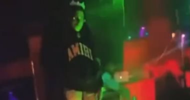 زوار ملهى ليلى يخرجون جثة مغن من الكفن ويرقصون معها.. فيديو