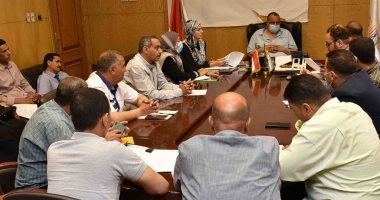 لجنة إزالة ونقل نواتج تطهير المجارى المائية بالأقصر تواصل مهمتها فى حصر الكميات