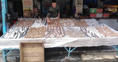 البلطى 40 جنيها والطوبار 60 جنيها والكابوريا 100.. جولة داخل سوق الأسماك بدمياط.. لايف