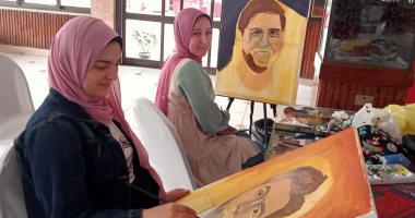 طالبات بدرجة فنانات بكفر الشيخ.. يرسمن لوحات لمشاهير الفن والرياضة.. لايف وصور