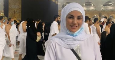 بملابس الإحرام.. درة أمام الكعبة المشرفة بعد أداء مناسك العمرة.. صور