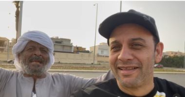 مصطفى قمر فى لفتة لطيفة مع بائع بطيخ قبل أذان المغرب.. فيديو وصور