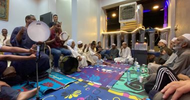 ليالى الأنس فى حب الرسول خلال "رمضان".. نجوم المديح والقصائد الدينية ينشدون بأحد مقاهى الأقصر فى أمسيات رمضانية مميزة.. وشباب العوامية يحتفون بليالى الشهر الكريم بلعبة التحطيب والعصا الصعيدى على أنغام المزمار
