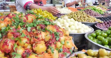 المخلل على كل لون..إقبال كبير على شراء الطرشي في سوق الليمون بالمحلة (فيديو)