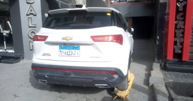 حى الدقى يحرر مخالفة لسيارة الفنان سعد الصغير بسبب الانتظار أعلى الرصيف