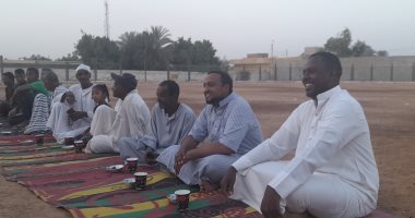 إفطار جماعى بين أهالى النوبة طقس سنوى داخل قرية أبوسمبل بأسوان.. لايف