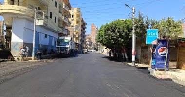 استمرار رصف الطرق بالأسفلت والإنترلوك وإصلاح خط طرد بـ3 مدن بكفر الشيخ.. صور