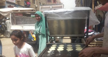 ابتكارات رمضان.. آلة قطايف عجيبة بتطلع 60 واحدة فى الدقيقة.. فيديو