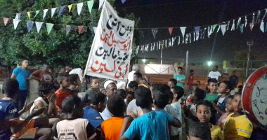 مسحراتى النوبة.. الشباب بيلفوا شوارع القرية بالطبول وسط زغاريد السيدات "فيديو"
