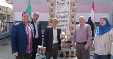 محافظ الشرقية ينيب رئيس الحسينية لوضع إكليل من الزهور على النصب التذكارى