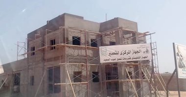 قطار "حياة كريمة" يواصل تنفيذ 1048 مشروعا بقرى محافظة أسوان بتكلفة 21 مليارا و291 مليون جنيه.. توزيع 14 ألف عمود كهرباء على قرى إدفو.. تشطيب 5 عمارات سكنية.. وربط قرى بالطريق الزراعى بكوم أمبو.. صور