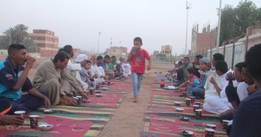 السحور فى النوبة شكل تانى.. أهالى أبوسمبل يخرجون فى "زفة نوبى" لإيقاظ النائمين.. الأطفال يحملون جريد النخيل والسيدات يطلقن الزغاريد ويوزعن الحلويات.. والإفطار الجماعى لا يخلو من الأبريه والكابد.. صور وفيديو