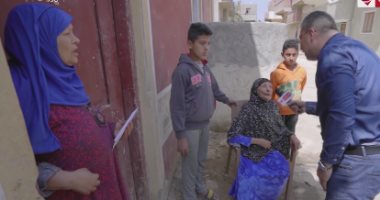 عمرو الليثى يدخل السعادة على مسنة بقرية "ميت حواى": جبر الخواطر من أعظم العبادات