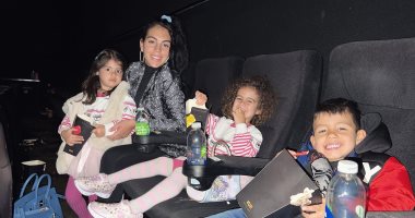 صديقة رونالدو توثق أولى مغامرات أطفالها السينمائية.. بعد 30 دقيقة استيقظوا