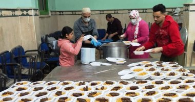 فيها حاجة حلوة.. مطبخ الخير فى قليوب يوزع 400 وجبة يوميا على المسعفين.. شيماء: تفاعل كبير من أصحاب الخير للمشاركة.. إحدى المتطوعات: أزكى به عن صحتى بالطهى.. وأحد الشباب: "فرحتى ما تتوصفش وأنا بوصلها لمستحقيها"