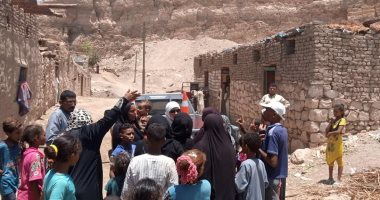 شباب الأقصر يواصلون مهمتهم فى توزيع كراتين "حياة كريمة" لقرى إسنا وأرمنت