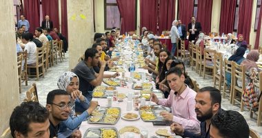 رئيس جامعة حلوان يشارك اتحاد طلاب الجامعة فى حفل إفطار جماعى.. صور