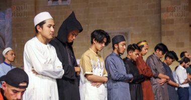 أجواء روحانية تملأ مسجد الحسين في صلاة التراويح تاسع يوم رمضان