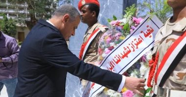 طارق الفقي يضع إكليل الزهور على النصب التذكارى فى العيد القومى لسوهاج.. صور