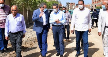 محافظ الغربية يتابع أعمال الرصف بطريق الشركات وكفور بلشاي بكفر الزيات 