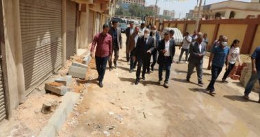 محافظ المنيا يتفقد بدء رصف شارع خالد بن الوليد ويتابع توافر السلع الغذائية..صور