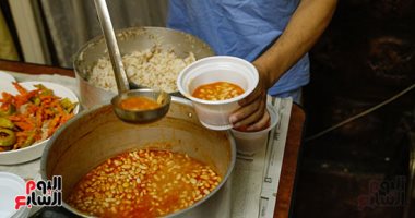 فيها حاجة حلوة.. إعداد الطعام وتوزيع وجبات الإفطار فى رمضان