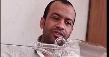 هما إزاى بيحطوا مركب داخل "إزازة".. إبراهيم دخل إيفرجيفن العملاقة فى زجاجة