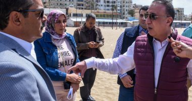 محافظ الإسكندرية: مساحة شاطئ الأنفوشي 4000 م2 ويستقبل 1000 أسرة يوميا.. صور