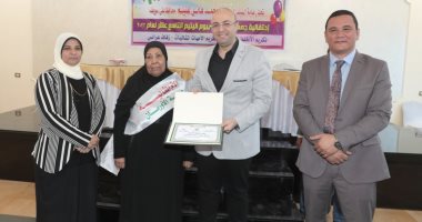 محافظ بنى سويف يكرم الطلاب المتفوقين وأًماً مثالية