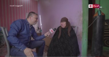 "واحد من الناس" يهدى مروة ووالدتها 5 آلاف جنيه لشراء علاجها