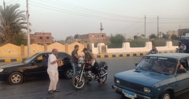 بث مباشر.. أهالى بني سويف يوزعون العصائر والتمر على المسافرين