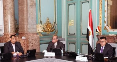رئيس جامعة عين شمس يجري حوارا مع أعضاء هيئة التدريس المبعوثين بأكثر من 20 دولة