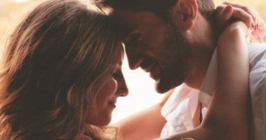 في زمن الـ "mixed signals"..اعرفي 6 أشياء يفعلها الرجل عندما يحب بصدق