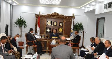 محافظ قنا يترأس اللجنة الدائمة لاختيار المرشحين للوظائف القيادية