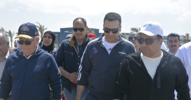 محافظ بورسعيد يتفقد مشروعات مدينة سلام بصحبة عدد من الشباب