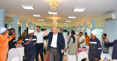 محافظ قنا يشارك 100 عامل نظافة إفطار جماعى فى رمضان