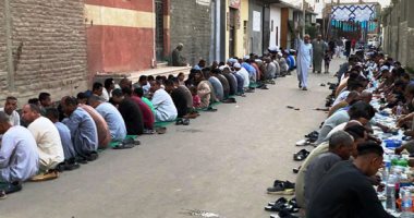 أهل الكرم والخير فى كل شارع بالأقصر .. ساحة الشيخ أحمد مرتضى تنظم أطول مائدة إفطار للأحبة والمريدين.. رومانى يقيم مائدته السنوية لإفطار المسلمين على الطريق يومياً.. وهنا أطول مائدة إفطار بالمحافظة
