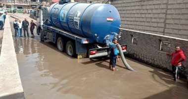 انفجار ماسورة مياه داخل كوبرى بالمحلة والدفع بعمال الصيانة لإصلاحها.. صور