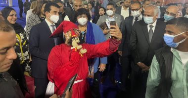 افتتاح معرض فيصل.. وزيرة الثقافة تلتقط صورا مع ذوى الهمم وتتفقد أجنحة الناشرين