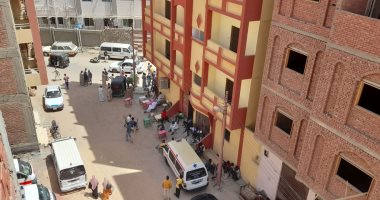 أهالى ضحايا حادث أتوبيس أبوسمبل ينتظرون استلام جثث ذويهم أمام المشرحة.. لايف وصور