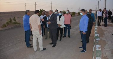 محافظ الوادى الجديد يتفقد مشروع حمام سباحة وموقع جمعية باريس للإسكان.. صور