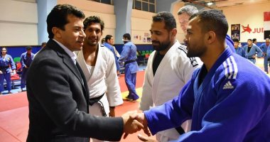 وزير الرياضة يشهد تدريب المنتخبات الوطنية بالمركز الأوليمبى بالمعادى