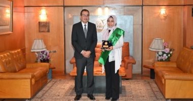 رئيس جامعة الفيوم يكرم الطالبة رضوى ممدوح الفائزة بمسابقة الابتكارات العلمية