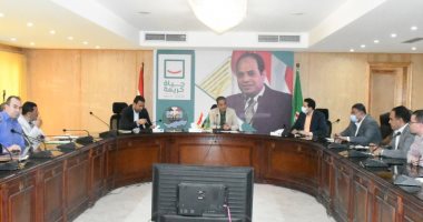 محافظ الفيوم يتابع آليات تنفيذ مسار القطار الكهربائى السريع بنطاق المحافظة