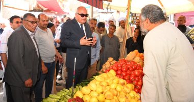 محافظ قنا يفاجئ أسواق قوص لضبط حركة البيع والشراء.. صور